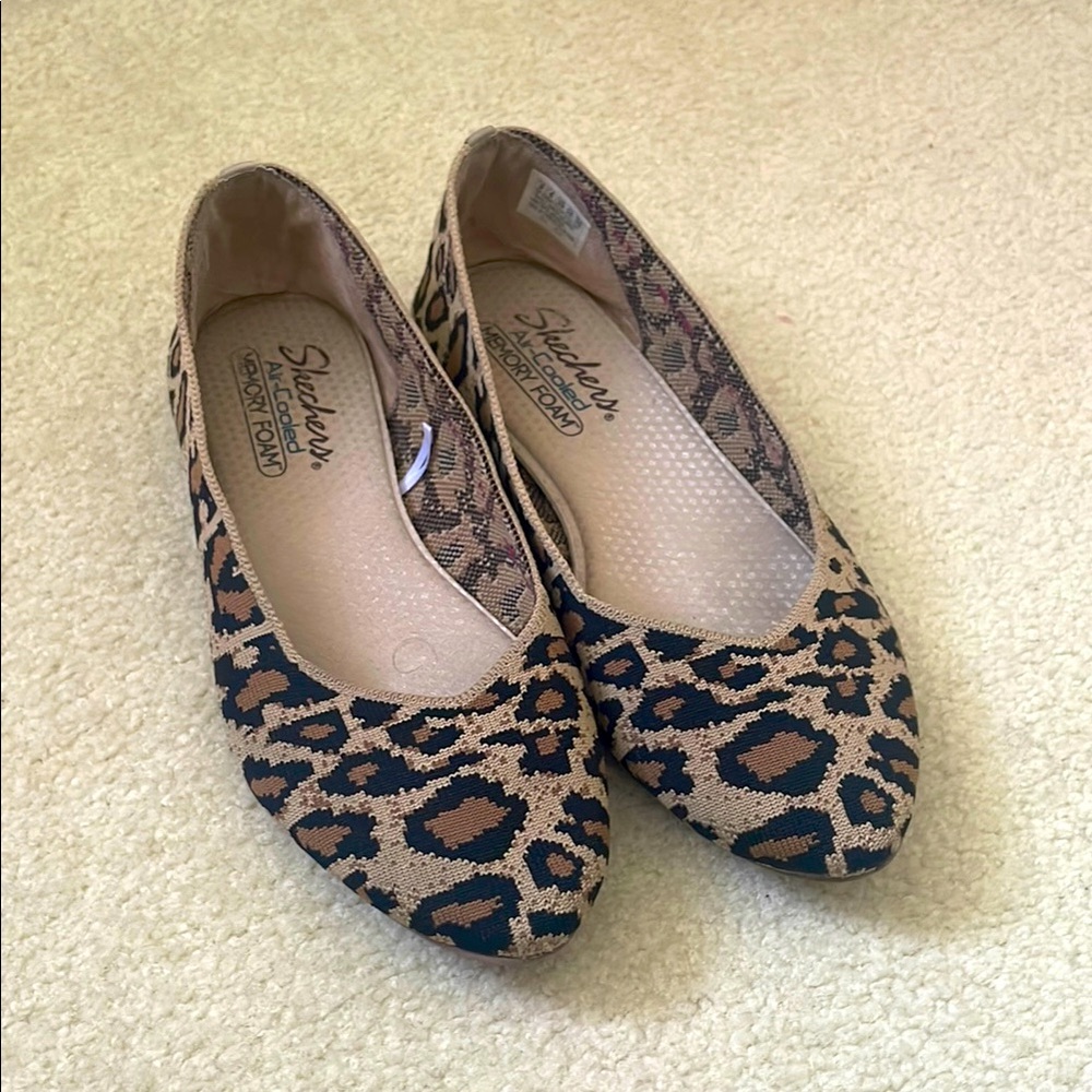 Skechers Cleo Claw-Some leopard print ballet flats Sz 9 stretchy fabric
